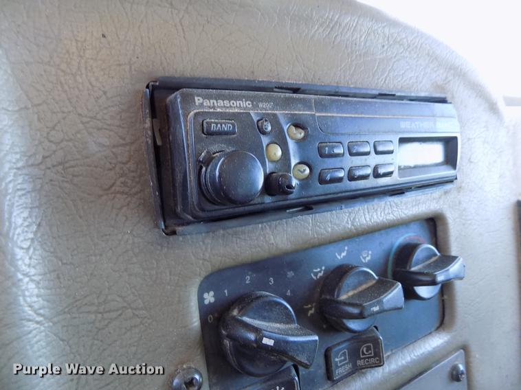 image for item FG9472 2007 Peterbilt 340 feed delivery truck