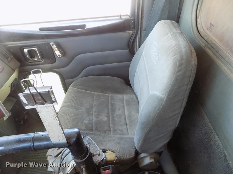 image for item FG9472 2007 Peterbilt 340 feed delivery truck