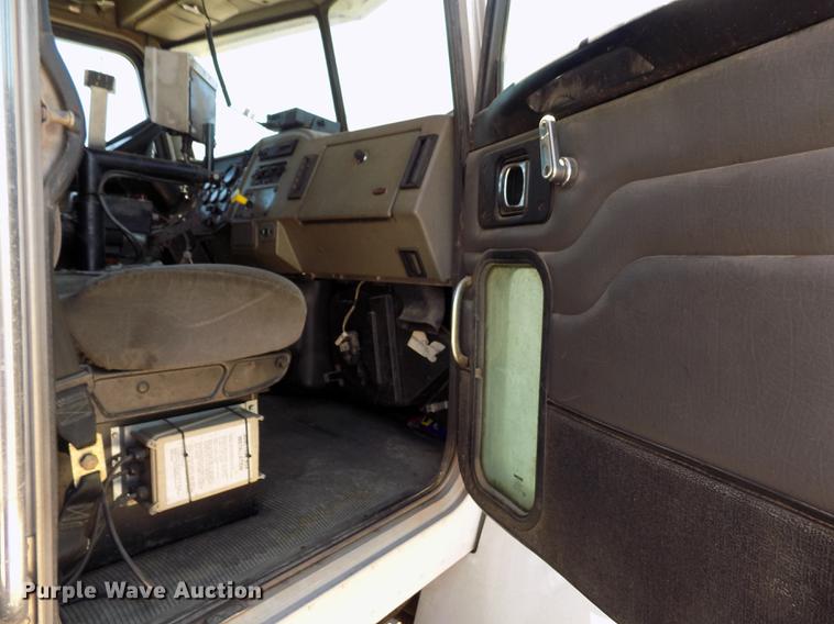 image for item FG9472 2007 Peterbilt 340 feed delivery truck