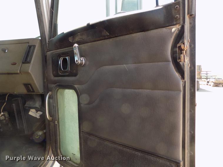 image for item FG9472 2007 Peterbilt 340 feed delivery truck