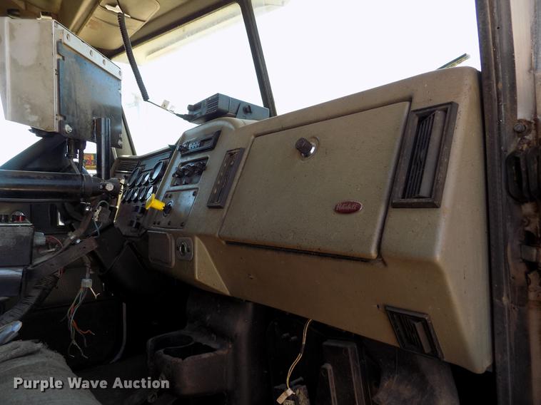 image for item FG9472 2007 Peterbilt 340 feed delivery truck