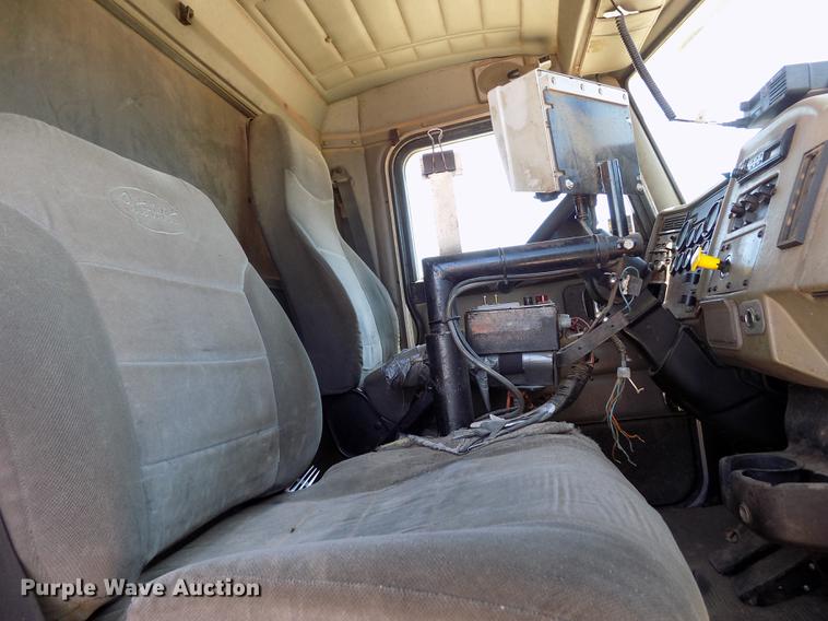 image for item FG9472 2007 Peterbilt 340 feed delivery truck