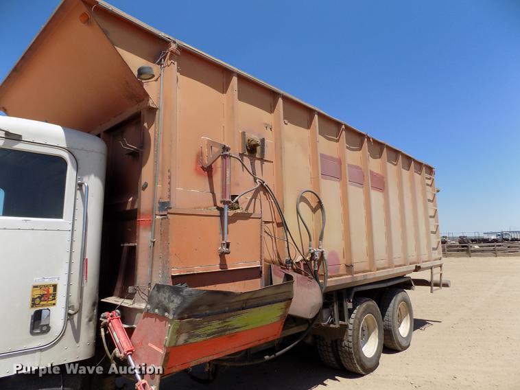 image for item FG9472 2007 Peterbilt 340 feed delivery truck