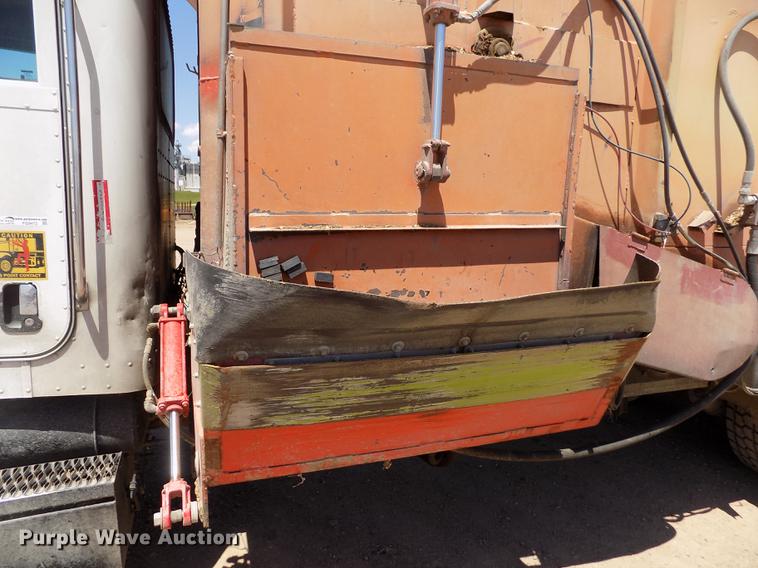 image for item FG9472 2007 Peterbilt 340 feed delivery truck