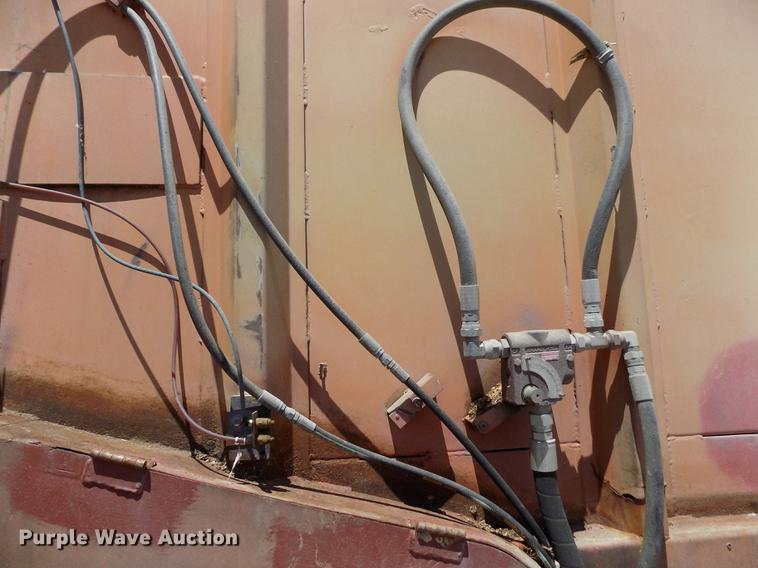 image for item FG9472 2007 Peterbilt 340 feed delivery truck