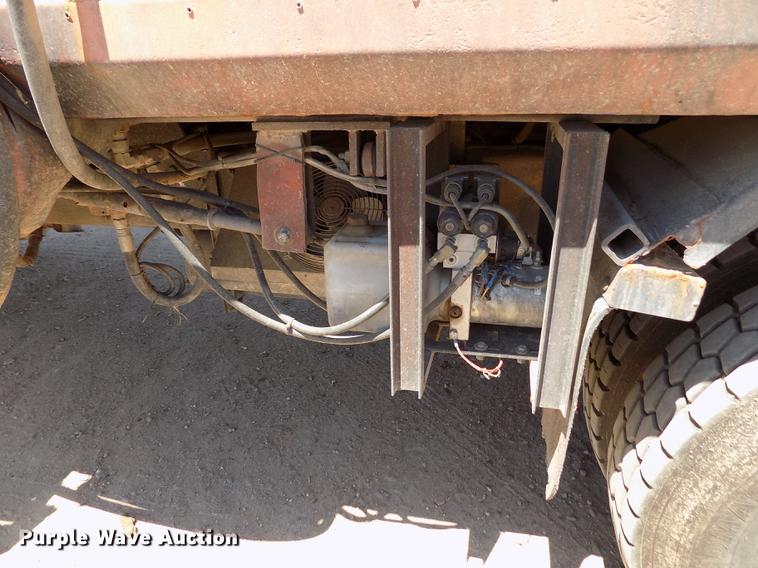 image for item FG9472 2007 Peterbilt 340 feed delivery truck