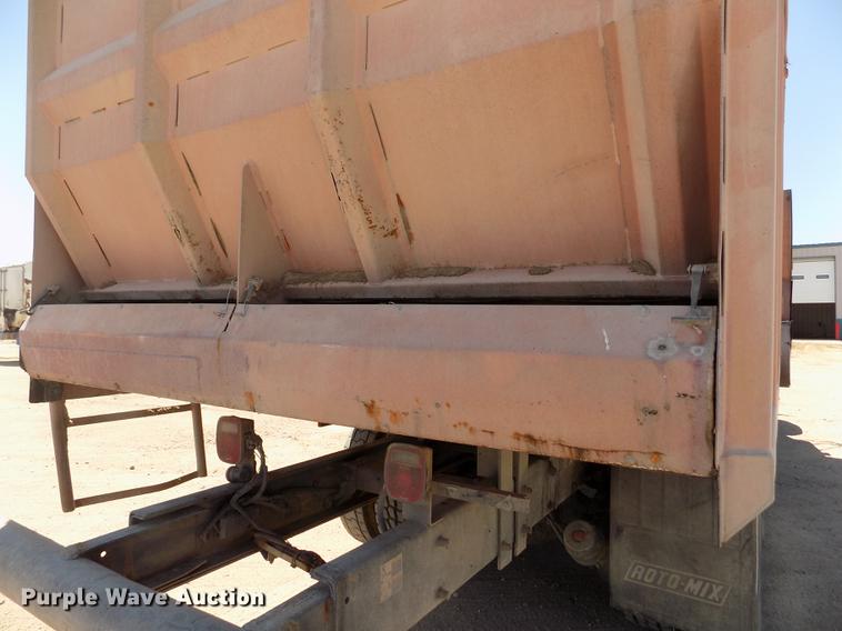 image for item FG9472 2007 Peterbilt 340 feed delivery truck