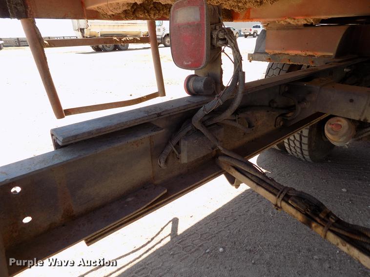 image for item FG9472 2007 Peterbilt 340 feed delivery truck