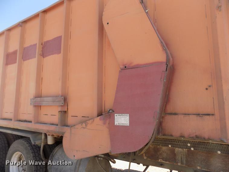 image for item FG9472 2007 Peterbilt 340 feed delivery truck