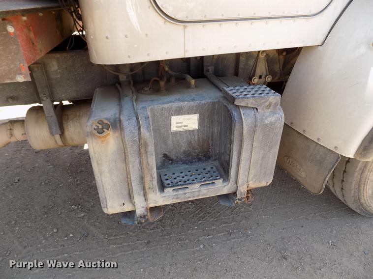 image for item FG9472 2007 Peterbilt 340 feed delivery truck