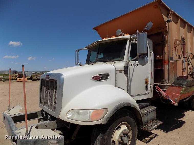 image for item FG9472 2007 Peterbilt 340 feed delivery truck