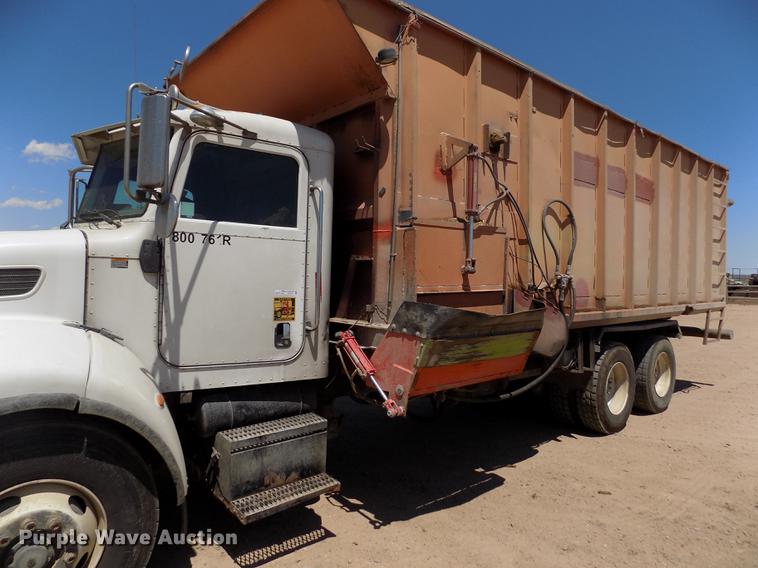 image for item FG9472 2007 Peterbilt 340 feed delivery truck