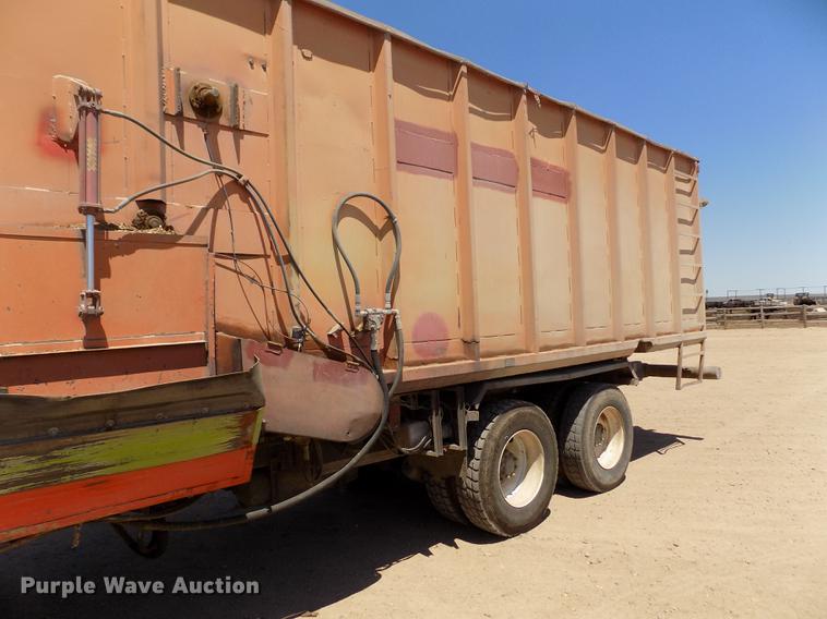 image for item FG9472 2007 Peterbilt 340 feed delivery truck