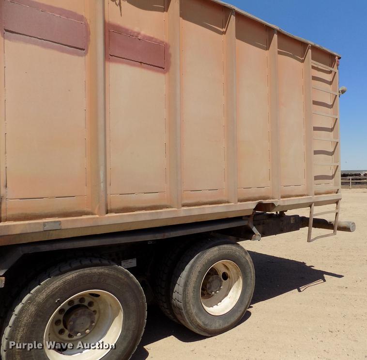 image for item FG9472 2007 Peterbilt 340 feed delivery truck