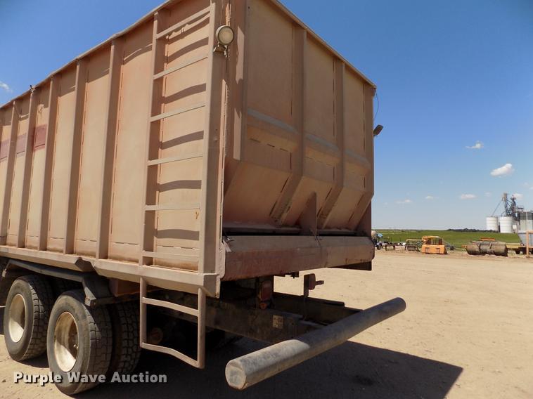 image for item FG9472 2007 Peterbilt 340 feed delivery truck