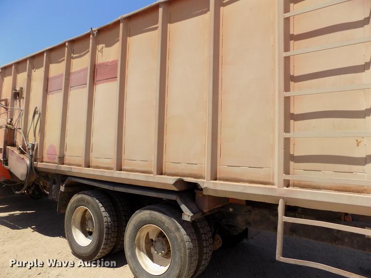 image for item FG9472 2007 Peterbilt 340 feed delivery truck