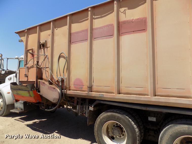 image for item FG9472 2007 Peterbilt 340 feed delivery truck