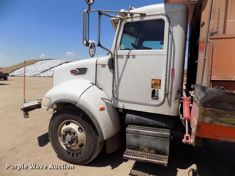 image for item FG9472 2007 Peterbilt 340 feed delivery truck