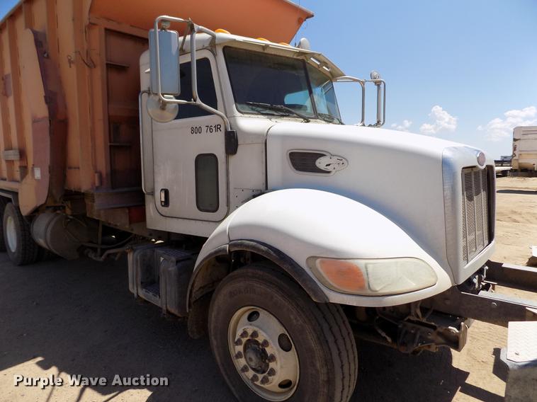 image for item FG9472 2007 Peterbilt 340 feed delivery truck