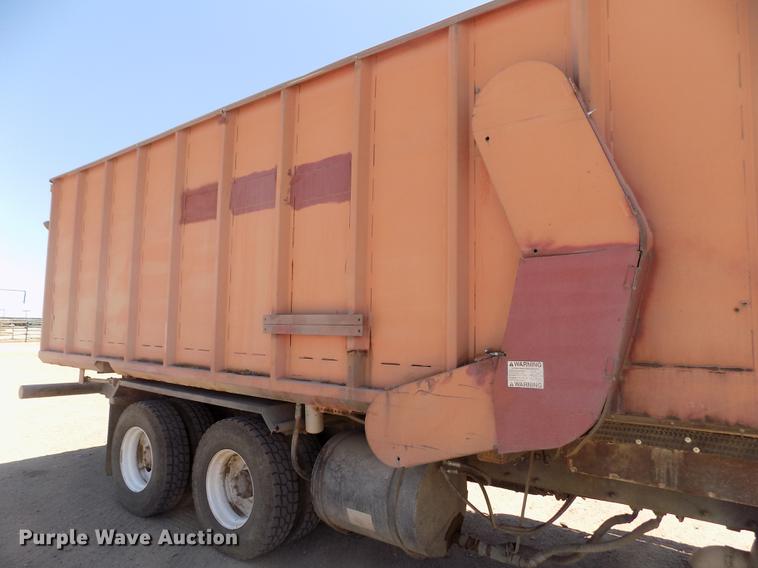 image for item FG9472 2007 Peterbilt 340 feed delivery truck