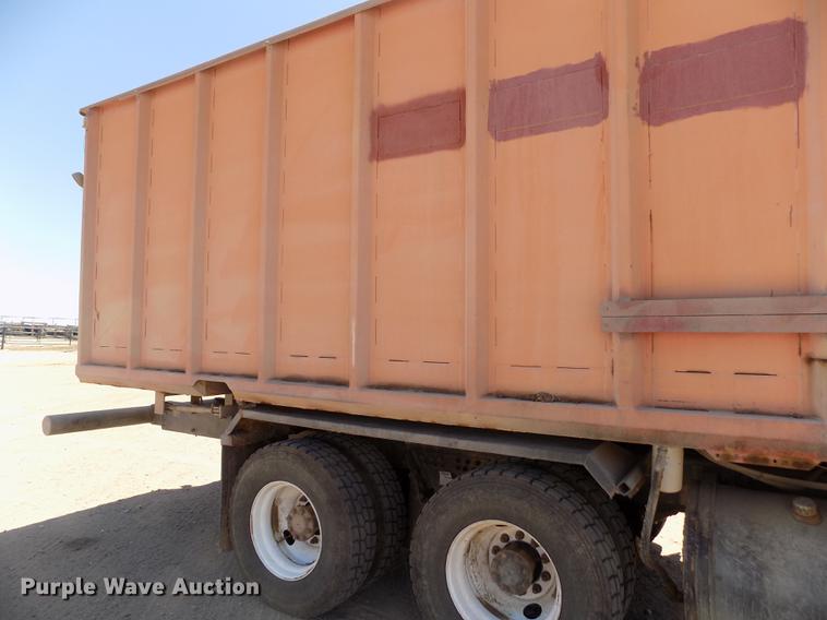 image for item FG9472 2007 Peterbilt 340 feed delivery truck