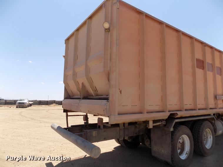 image for item FG9472 2007 Peterbilt 340 feed delivery truck