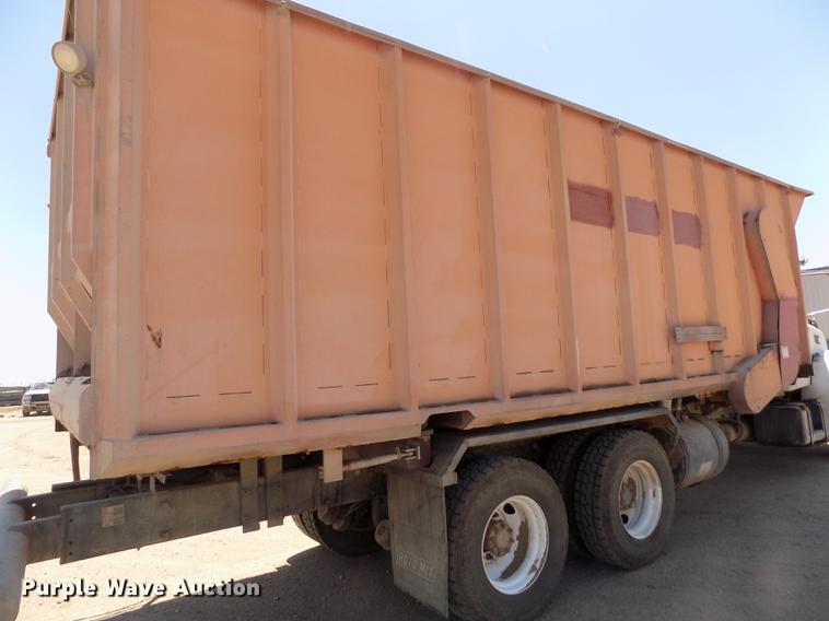 image for item FG9472 2007 Peterbilt 340 feed delivery truck