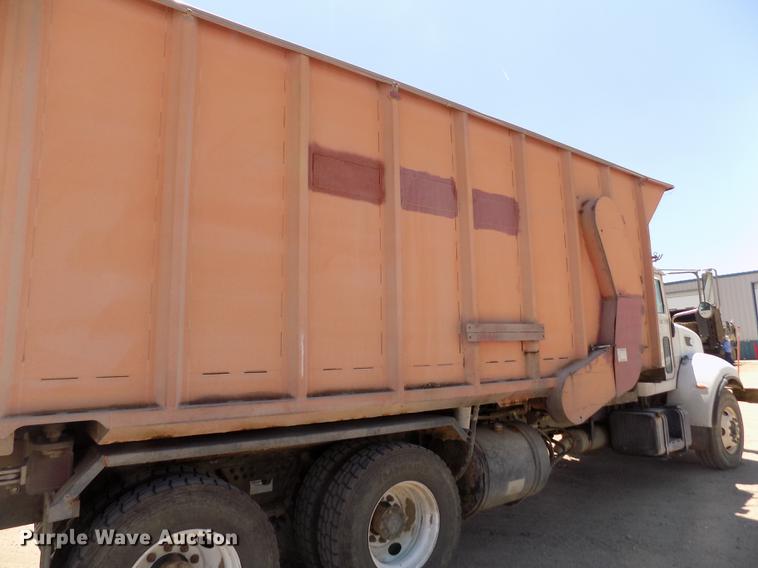 image for item FG9472 2007 Peterbilt 340 feed delivery truck