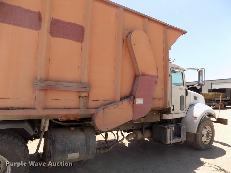 image for item FG9472 2007 Peterbilt 340 feed delivery truck