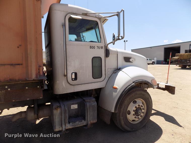 image for item FG9472 2007 Peterbilt 340 feed delivery truck