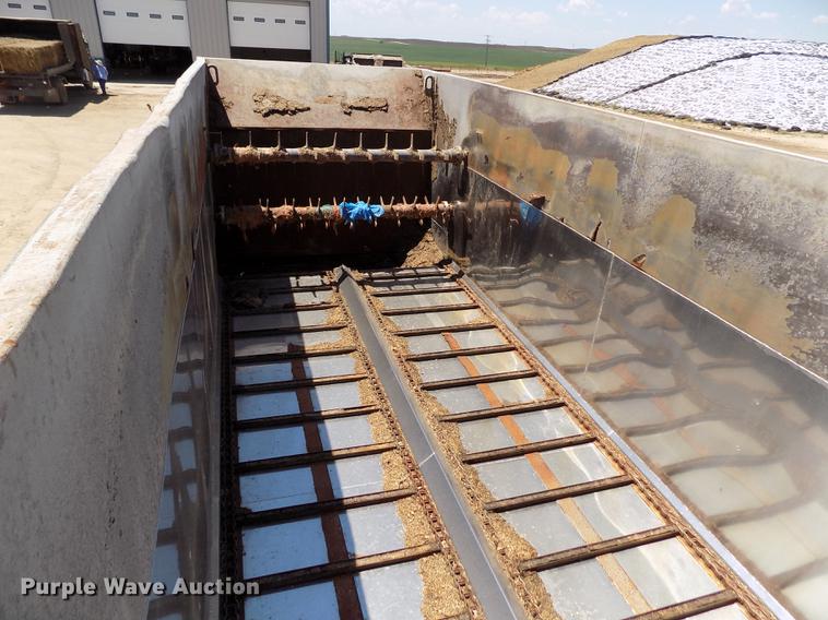 image for item FG9472 2007 Peterbilt 340 feed delivery truck