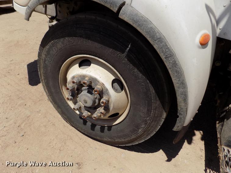 image for item FG9472 2007 Peterbilt 340 feed delivery truck