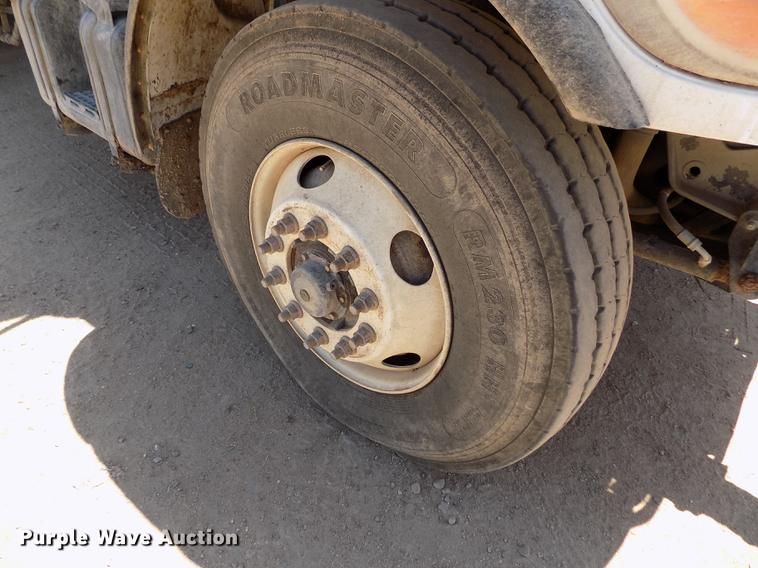 image for item FG9472 2007 Peterbilt 340 feed delivery truck