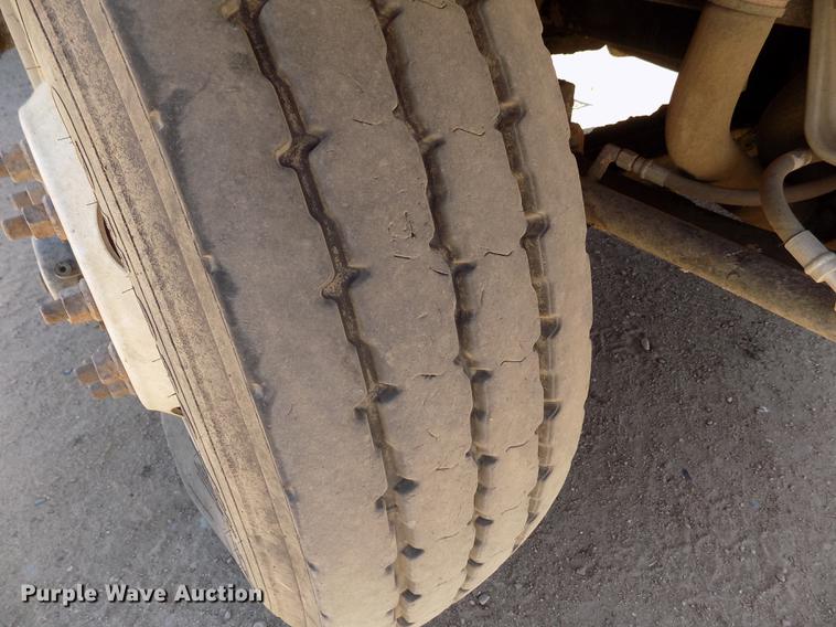 image for item FG9472 2007 Peterbilt 340 feed delivery truck