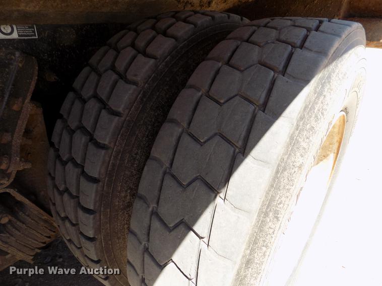 image for item FG9472 2007 Peterbilt 340 feed delivery truck