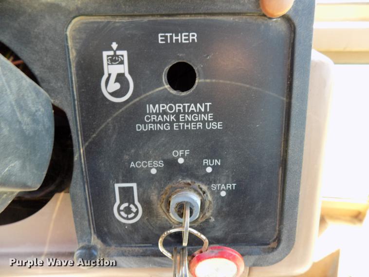 image for item FO9795 1982 Allis Chalmers 4W-305 4WD tractor