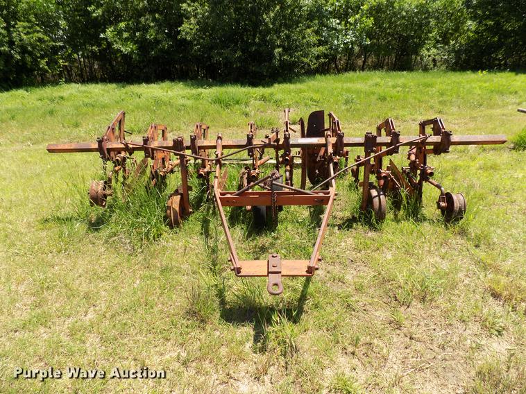 image for item FO9926 Row crop cultivator