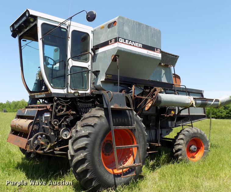 image for item FO9962 (2) Gleaner L2 combines