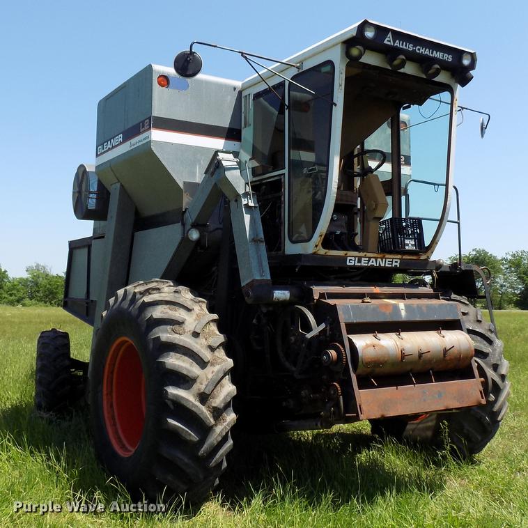 image for item FO9962 (2) Gleaner L2 combines