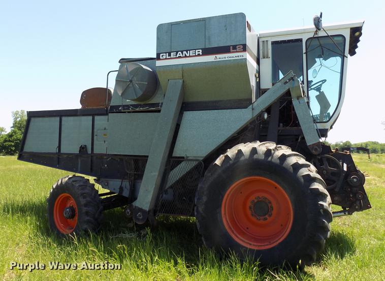 image for item FO9962 (2) Gleaner L2 combines