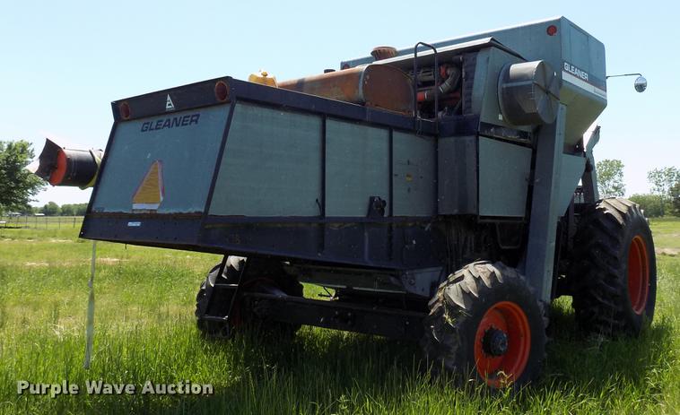image for item FO9962 (2) Gleaner L2 combines