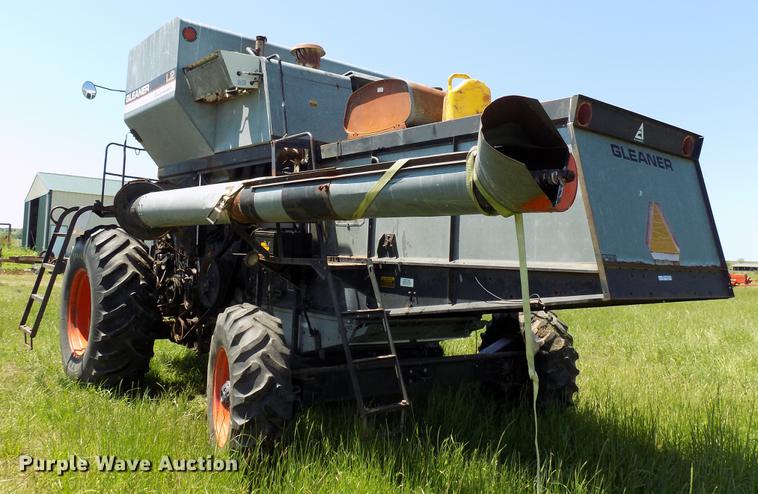 image for item FO9962 (2) Gleaner L2 combines