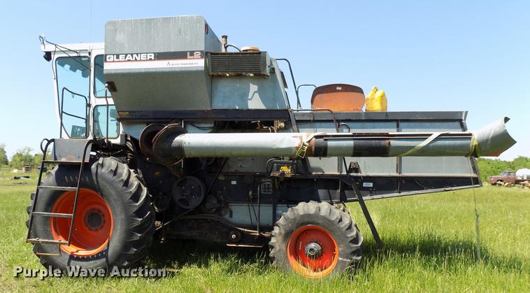 image for item FO9962 (2) Gleaner L2 combines