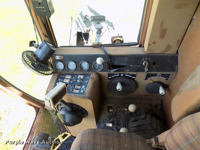 image for item FO9962 (2) Gleaner L2 combines