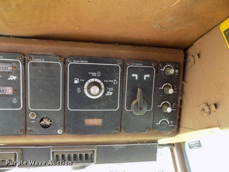 image for item FO9962 (2) Gleaner L2 combines