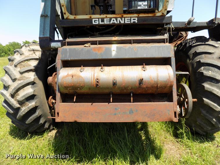 image for item FO9962 (2) Gleaner L2 combines
