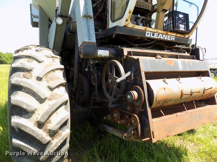 image for item FO9962 (2) Gleaner L2 combines
