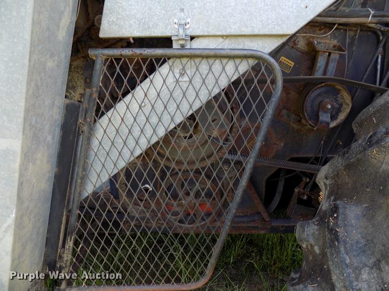 image for item FO9962 (2) Gleaner L2 combines