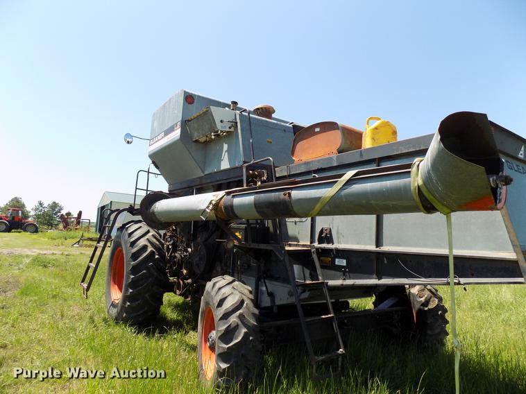 image for item FO9962 (2) Gleaner L2 combines