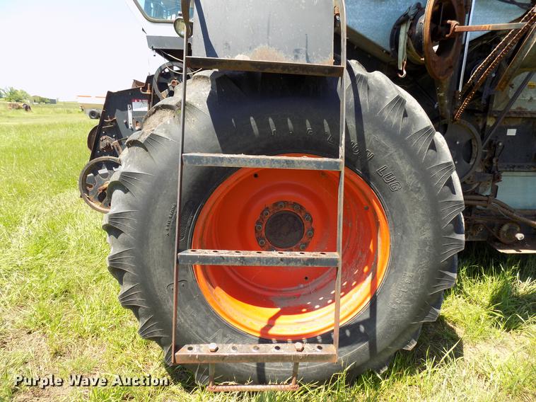 image for item FO9962 (2) Gleaner L2 combines